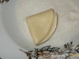 Творожное печенье «Эчпочмак»: Снова сложить так, чтобы получился треугольник, и последний раз обмакнуть с двух сторон в сахар.