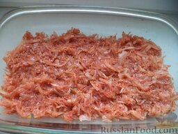 Грибная солянка: Включить духовку. Уложить в жаростойкую форму (или глубокую сковороду) слоями капусту и грибы. Вначале капусту (половину порции).