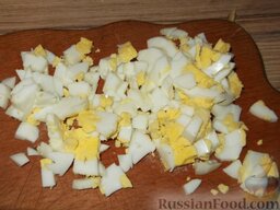 Скумбрия в фольге: Яйца очистить и мелко нарезать.