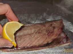Скумбрия в фольге: Половину подготовленной рыбы уложить кожей вниз на лист фольги. Сбрызнуть рыбу лимонным соком, посолить.