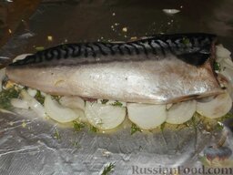 Скумбрия в фольге: Затем оставшееся филе рыбы уложить кожей вверх на все эти продукты.
