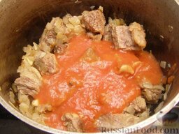 Суп-харчо из говядины с помидорами: Затем к мясу с луком добавить помидоры, предварительно сваренные и протертые через сито или очищенные от кожицы и нарезанные.