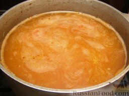 Суп-харчо из говядины с помидорами: Готовить еще 10—15 минут, после чего влить процеженный бульон.