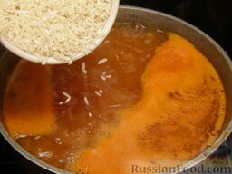 Суп-харчо из говядины с помидорами: Как только он закипит, добавить рис. После добавления риса суп нужно варить еще 20 минут.