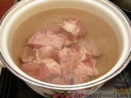 Суп-харчо из говядины с помидорами: Обмыть, положить в кастрюлю, залить 8—10 стаканами холодной воды и поставить на огонь.
