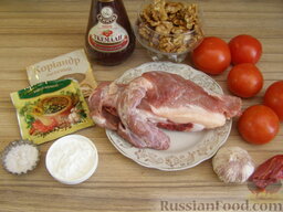 Суп-харчо из говядины с помидорами: Подготовить ингредиенты для супа-харчо из говядины с грецкими орехами и помидорами.