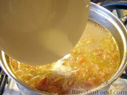 Суп-харчо из говядины с помидорами: Добавить в суп кукурузную муку, разведенную бульоном. Варить 10-15 минут.