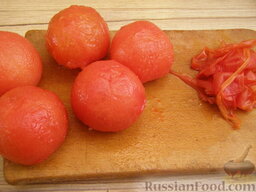 Суп-харчо из говядины с помидорами: Помидоры обдать кипятком, снять кожуру.