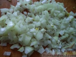 Салат из фасоли (лобио): Репчатый лук очистить, мелко нарезать.