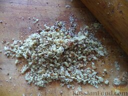 Салат из фасоли (лобио): Измельчить скалкой грецкие орехи.