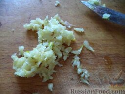 Салат из фасоли (лобио): Очистить чеснок, раздавить в чесночнице.
