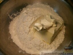 Када: Просеять пшеничную муку, высыпать горкой на доску, сделать сверху углубление, в которое добавить масло (или маргарин), соль и мелко изрубить ножом.