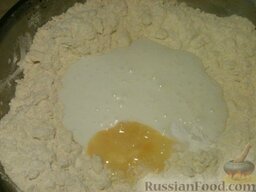 Када: Затем муку, смешанную с маслом, снова собрать горкой, сделать углубление и влить в него кефир (или мацони). Туда же добавить соду и половину яйца.