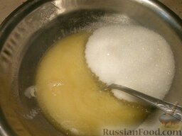 Када: Приготовить начинку.  Растопить масло и охладить его до температуры 35-40 градусов.  Растопленное масло и половину яйца взбить деревянной ложкой, добавить сахарный песок, еще раз взбить.