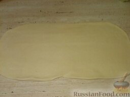 Када: Охлажденное тесто тонко раскатать в прямоугольные пласты (толщина пласта 1,52 мм).