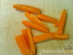 Маринованная корюшка: Морковь очистить и нарезать дольками.