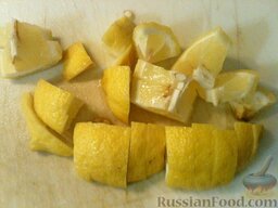 Маринованная корюшка: Лимон нарезать дольками.