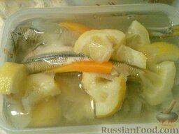 Маринованная корюшка: Дать остыть и залить рыбу.  Блюдо с маринованной корюшкой накрыть крышкой и поставить в прохладное место на двое суток. В холодильнике корюшка маринованная может храниться до двух недель.