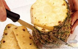 Коктейль Ананасовая Текила (Pineapple Tequila): Очистите ананас и нарежьте кусочками, чуть меньшими, чем диаметр горлышка бутылки.