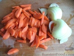 Куриные пупки со сметаной: Очистить, промыть и крупно нарезать лук и морковь.