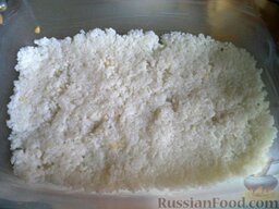 Запеканка из риса и мясного фарша с яблоками: В смазанную жиром форму выложить половину риса.