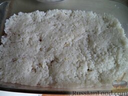 Запеканка из риса и мясного фарша с яблоками: И сверху - оставшуюся половину риса.