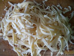 Запеканка из риса и мясного фарша с яблоками: Натереть на крупной терке твердый сыр.