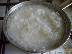 Запеканка из риса и мясного фарша с яблоками: Рис залить холодной водой (около 4 стаканов), довести до кипения, посолить, добавить растительное масло (1-2 ст. ложки). Сварить на небольшом огне до готовности (около 20-25 минут).