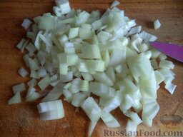Запеканка из риса и мясного фарша с яблоками: Лук репчатый почистить, помыть, нарезать кубиками.