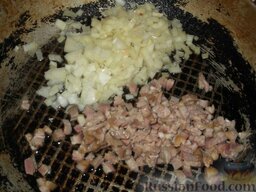 Пшеничная каша с мясом: На сковороде разогреть масло. Мясо обжарить до золотистого цвета в растительном или сливочном масле вместе с мелко нарезанным луком. Жарить нужно на среднем огне, время от времени перемешивая, 10 минут.