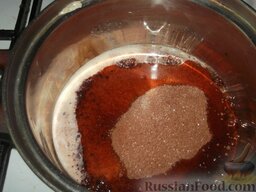 Пирожное "Картошка": Сахар с какао всыпать в горячее молоко. Перемешать, затем проварить до тех пор, пока сахар не разойдется.