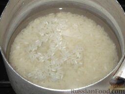 Салат из печени трески с рисом: В кастрюлю налить воду (1,5-2 стакана). Добавить соль (1-2 щепотки). Сварить в подсоленной воде рис. Для этого в кастрюлю с водой всыпаем рис, доводим до кипения, варим 20 минут.