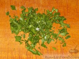 Салат из печени трески с рисом: Нарезать зелень петрушки.