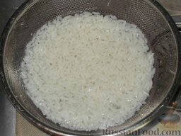 Салат из печени трески с рисом: Рис откинуть на сито, промыть его и охладить.