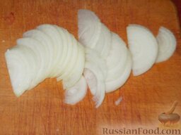 Салат из печени трески с рисом: За это время нарезать кольцами репчатый лук. Крупный лук нарезать полукольцами.