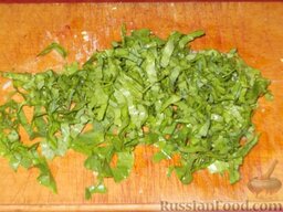 Салат из печени трески с рисом: Нарезать зеленый листовой салат полосками.