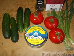 Салат из печени трески и томатов: Подготовить продукты.