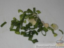 Салат из печени трески и томатов: Лук мелко нарезать.