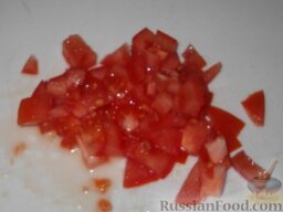Салат из печени трески и томатов: Томаты нарезать кубиками.
