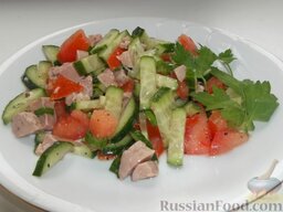 Салат из печени трески и томатов: Салат выложить в салатник и украсить зеленью петрушки.