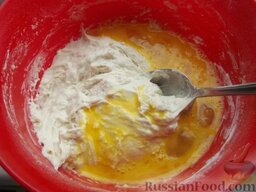 Оладьи «Обычные»: После того как тесто поднимется, добавьте взбитые с солью и сахаром яйца.