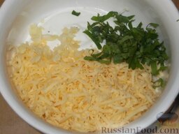 Кальмары в кляре: Смешать сыр и чеснок, добавить сметану и положить нарезанную петрушку. Перемешать.