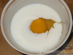 Кальмары в кляре: Приготовить кляр: взбить яйцо с молоком.