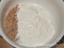 Кальмары в кляре: Приго­товить панировку: смешать панировочные сухари с мукой.