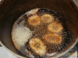 Кальмары в кляре: В казанке или кастрюльке разогреть растительное масло. Кольца кальмаров обжарить на растительном масле до золотистого цвета (5-7 минут) на среднем огне.