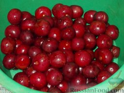 Варенье из вишни с косточками: Отделить от плодоножки.