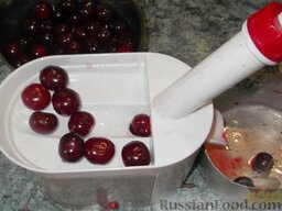 Варенье из вишни без косточек: Отделить плодоножки. Ручной машинкой или булавкой удалить косточки.
