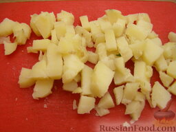 Окрошка постная: Картофель отварить в мундире, дать ему остыть, затем очистить от кожицы и нарезать небольшими кубиками.