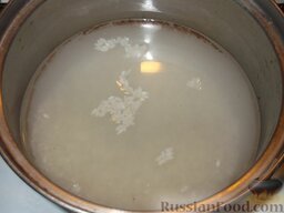 Кутья поминальная: Как приготовить кутью поминальную с изюмом:    Сварить рис в большом количестве подсоленной воды. Для этого залить рис водой, довести до кипения, посолить, накрыть крышкой и варить при слабом кипении 15 минут.