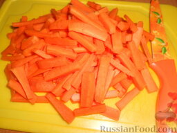 Котлеты морковные: Морковь очистить, помыть и нарезать соломкой.
